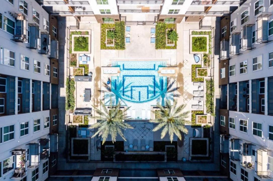 Downtown Free Parking - Pool - Gym - Fully Kitchen