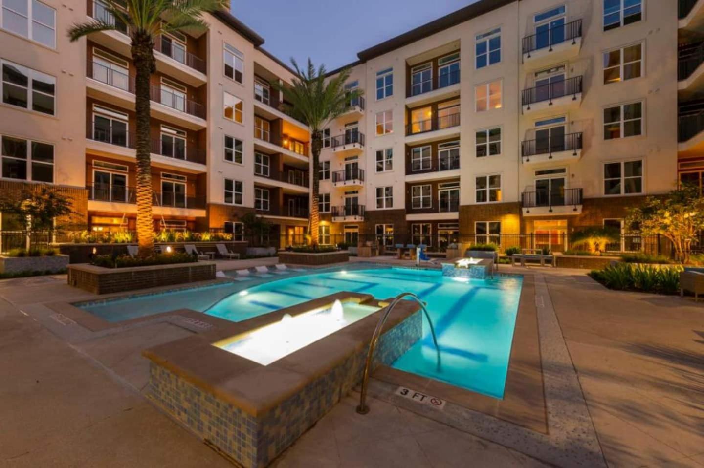 Downtown Free Parking - Pool - Gym - Fully Kitchen *