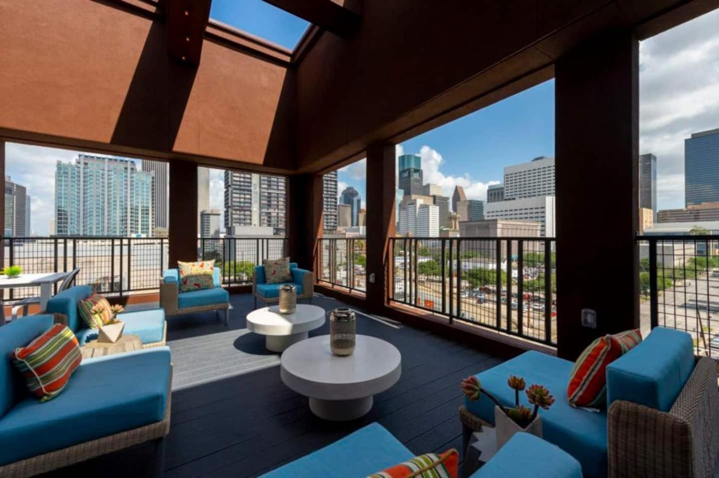 Downtown Free Parking - Pool - Gym - Fully Kitchen