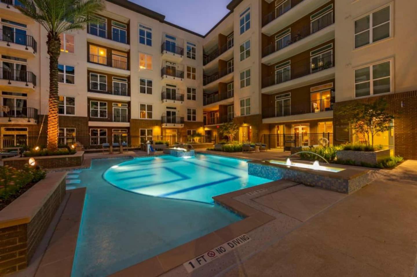 Downtown Free Parking - Pool - Gym - Fully Kitchen